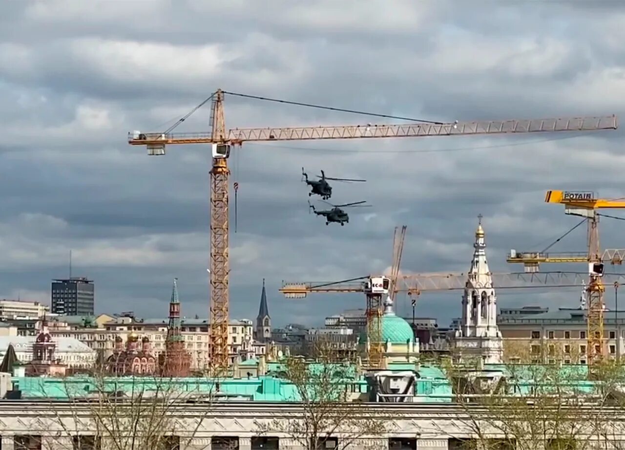 Вертолет над Москвой. 26.10.2022 Вертолеты над Москвой. Вертолеты над Москвой сейчас. Вертолеты над МКАДОМ.