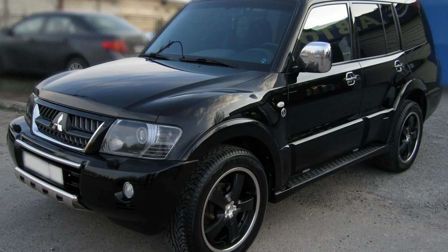 Митсубиси Паджеро 2006 черный. Pajero 3 черный. Митсубиси Паджеро 3 2006. Mitsubishi Pajero Tuning 2006.