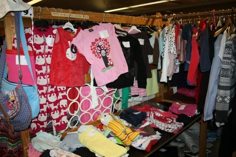 Куда сдать одежду в воронеже. Благотворительные организации в омске куда сдать вещи. Благотворительный контейнер. Комиссионный магазин одежды бишкек. Комиссионный магазин в туле одежды сдать вещи.