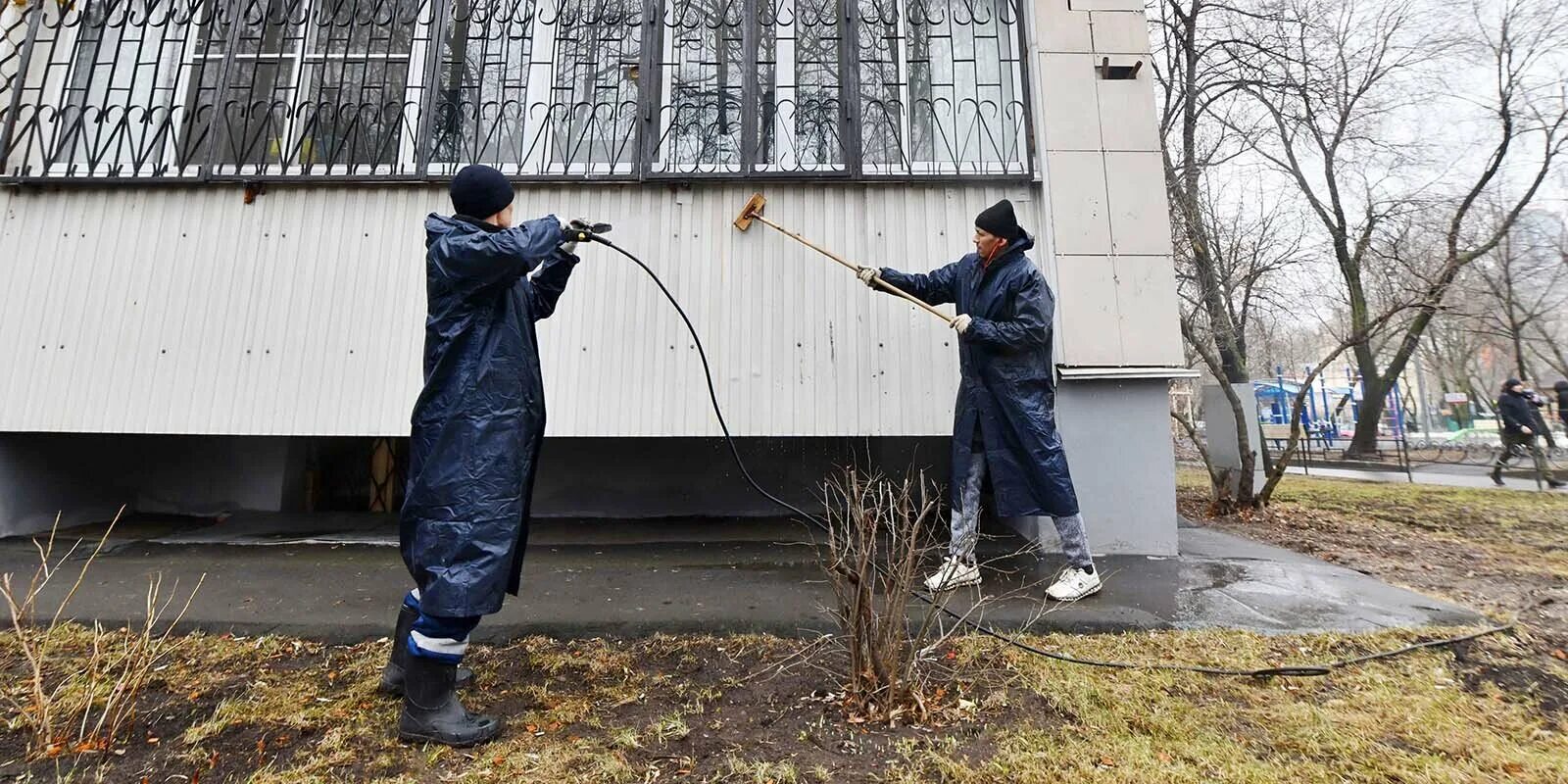 Работники по благоустройству города. Субботник в москве. Уборка г москва. Дворник. Уборка улиц.