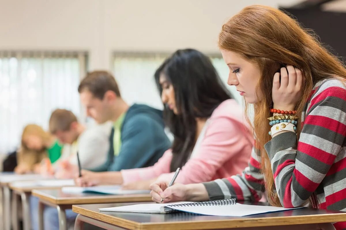 Студенты американских университетов. Как выбрать образовательное учреждение. Как выбрать образовательное учреждение. Абитуриенты иллюстрация. Выбор профессии.