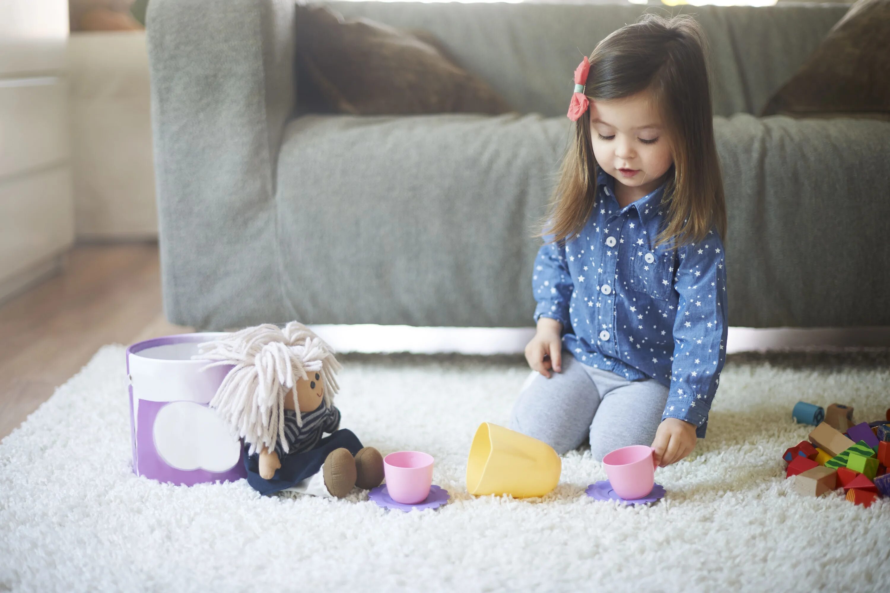 Девочка играет маленькими игрушками. Маленькая девочка с игрушкой. Девочки играют дома. Маленькие игрушки для девочек. Маленькая девочка играет с игрушками.