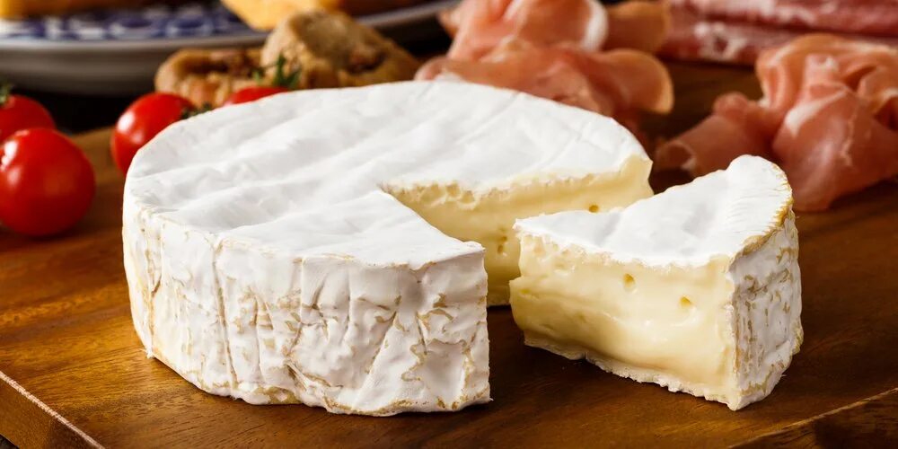 Лучший мягкий сыр. Сыр бри и камамбер. козий сыр brie. французский сыр камамбер. бри франция.