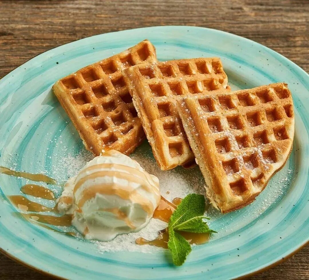 Голландские вафли с мороженым. Бельгийские вафли круглые. Венские вафли с начинкой. Бельгийские вафли. Венские вафли и бельгийские вафли.