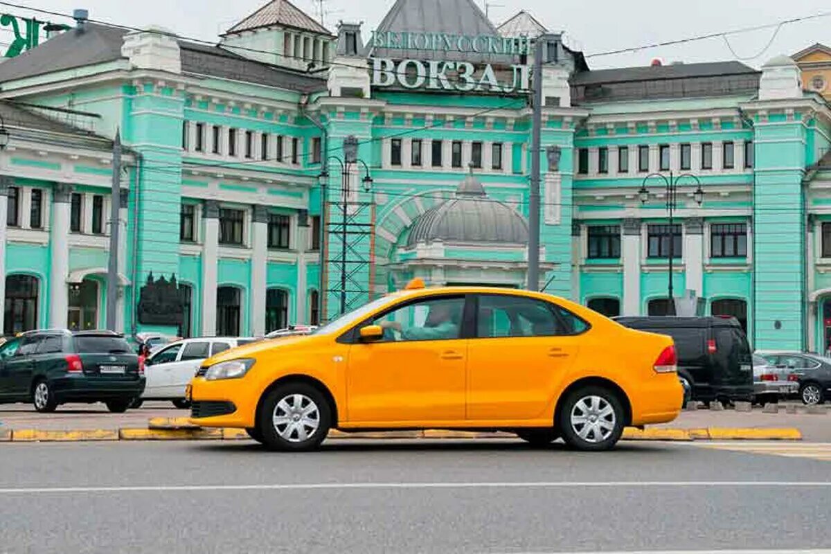 Таксопарк фото. Казанский вокзал стоянка такси. Таксопарк такси Москва. Белорусский вокзал стоянка такси. Такси фото.