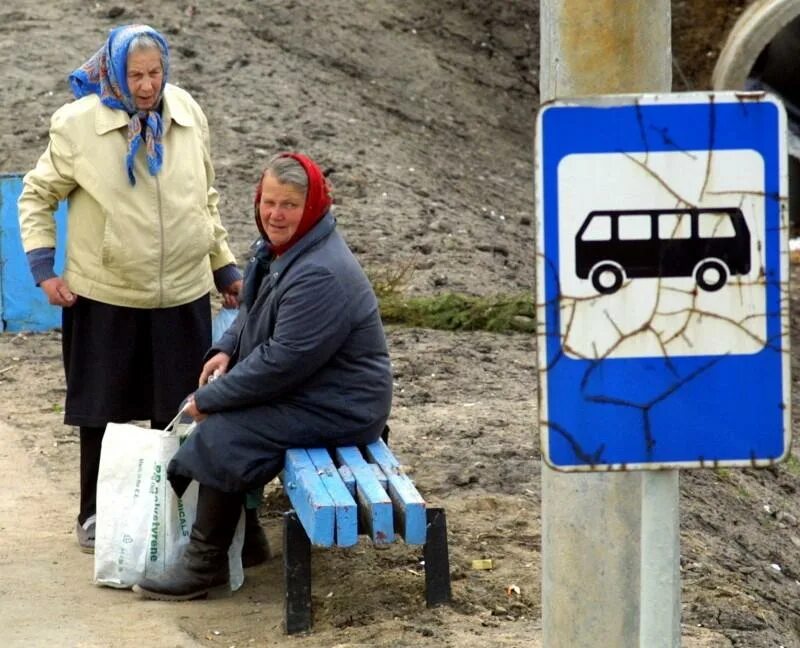 Остановитесь бабушки. Бабка сидит на остановке. Старушка на остановке. Бабушка на остановке. Старушка на автобусной остановке.