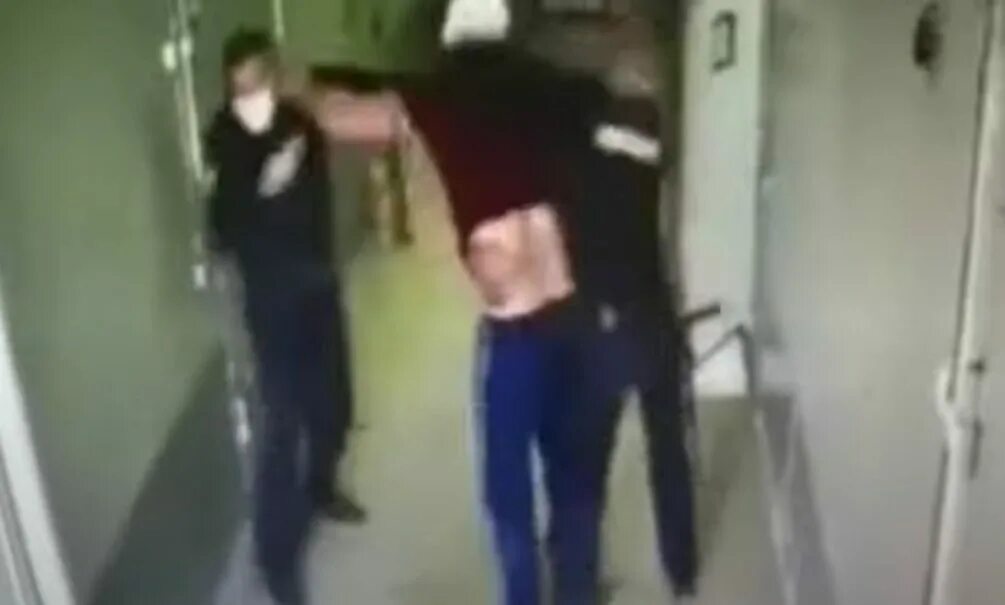 Волгоград избили мужчину задержали. Задержанный напал на полицейских в изоляторе в Ростовской.