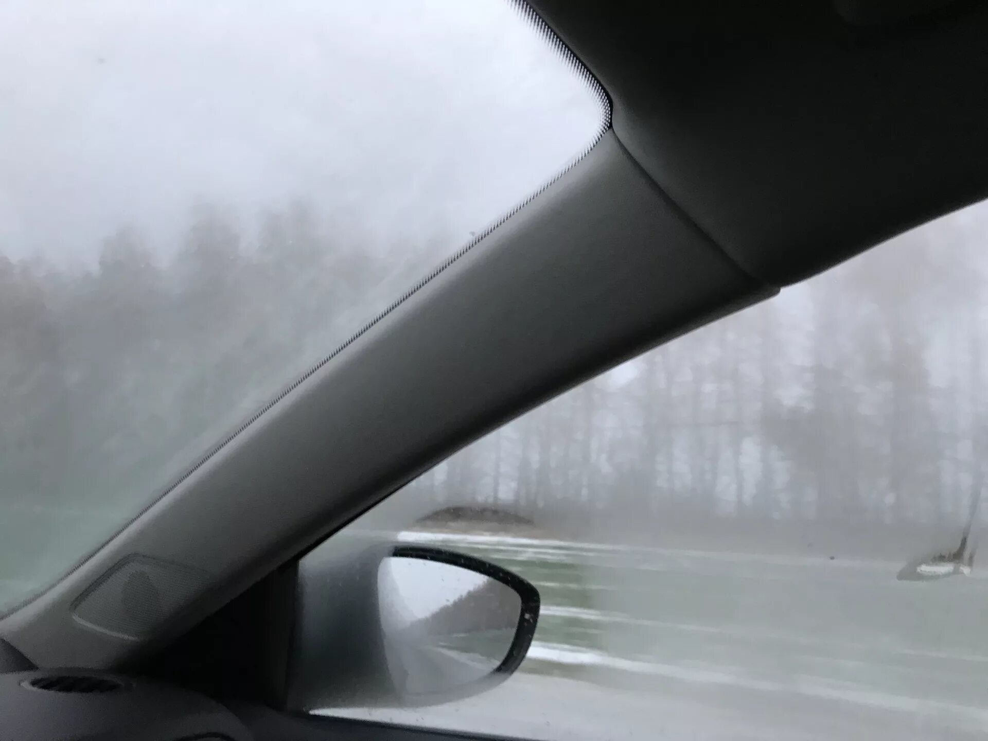 Машина запотевает в дождь. Стекло лобовое Фольксваген запотело. Запотевает лобовое стекло Пежо 407. Запотевшее стекло авто. Запотевшие окна в авто зимой.