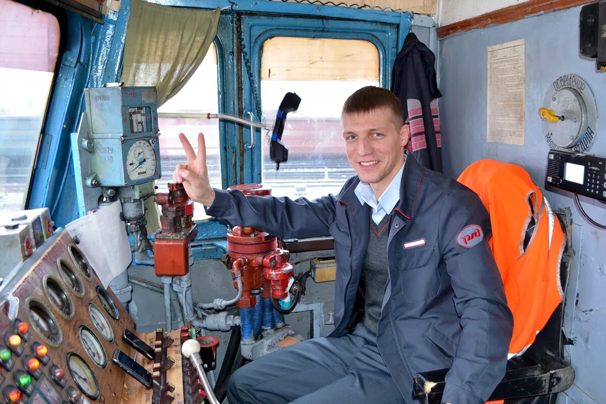 Профессия помощник машиниста электровоза. Помощник машиниста электровоза тепловоза. Помощник машиниста электровоза тепловоза. Стоит ли работать в ржд. Помощник машиниста электропоезда ржд.