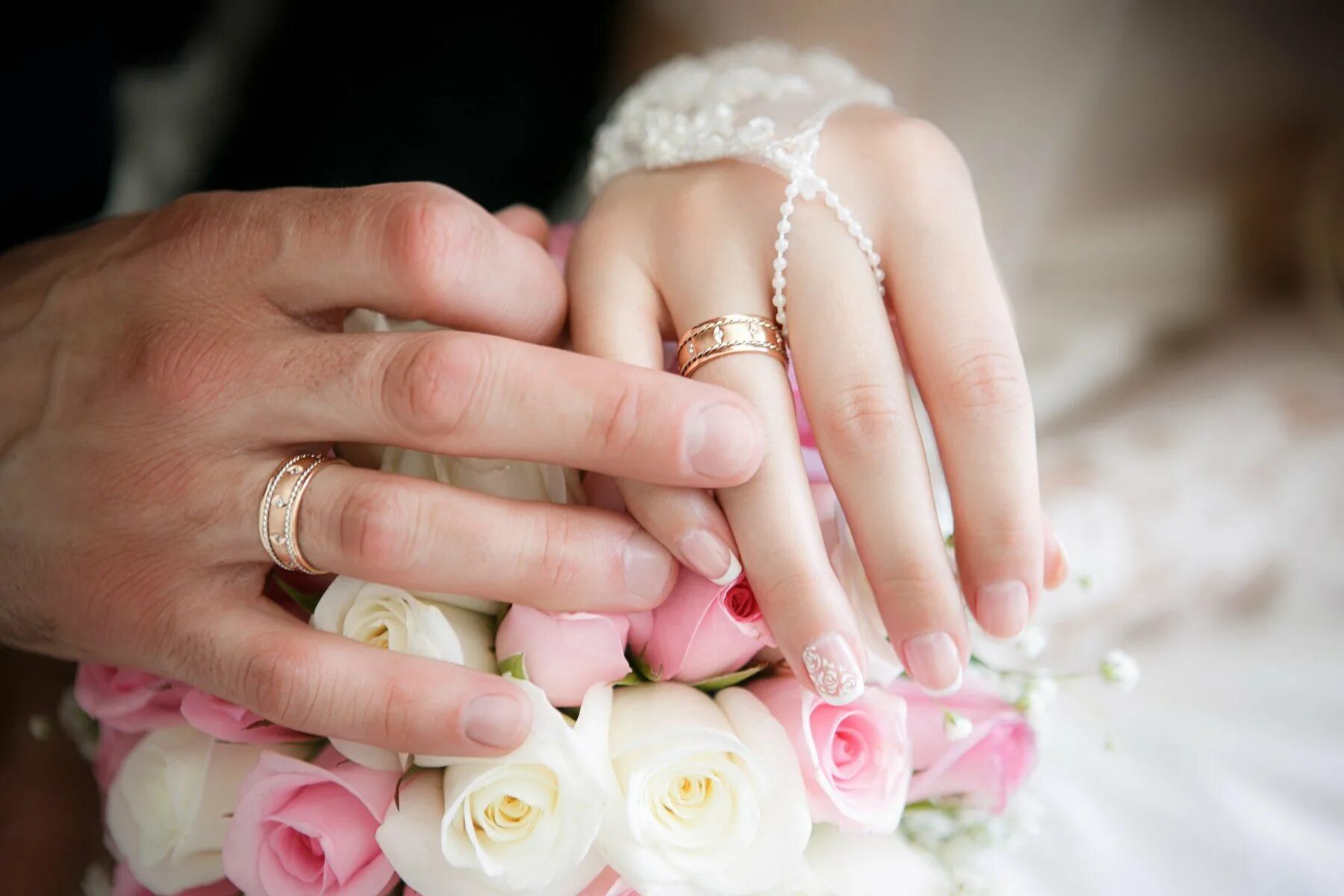 На какой руке носят армяне обручальное кольцо. Красивые Свадебные кольца. Свадебные кольца на руках. Обручальные кольца фото на руках. Необычные Свадебные кольца.