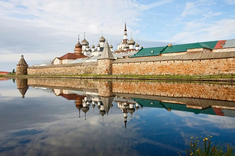 Города культурного наследия россии. Соловецкий монастырь наследие ЮНЕСКО. Соловецкий монастырь Соловецкие острова. Соловецкий монастырь Архангельск. Историко-культурный ансамбль Соловецких островов.