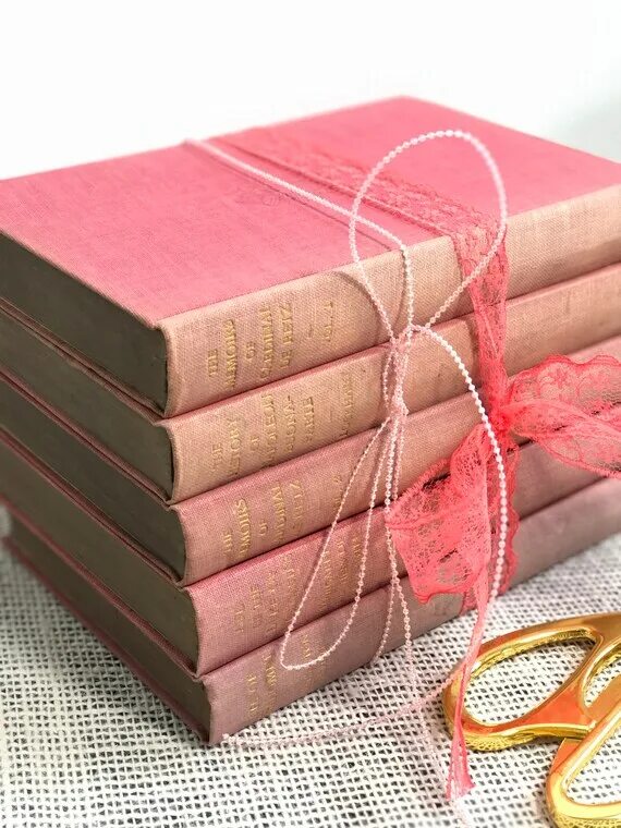 Книжка розовый. Красивая розовая книжка. Книжка в розовых тонах. Стопка розовых книг.