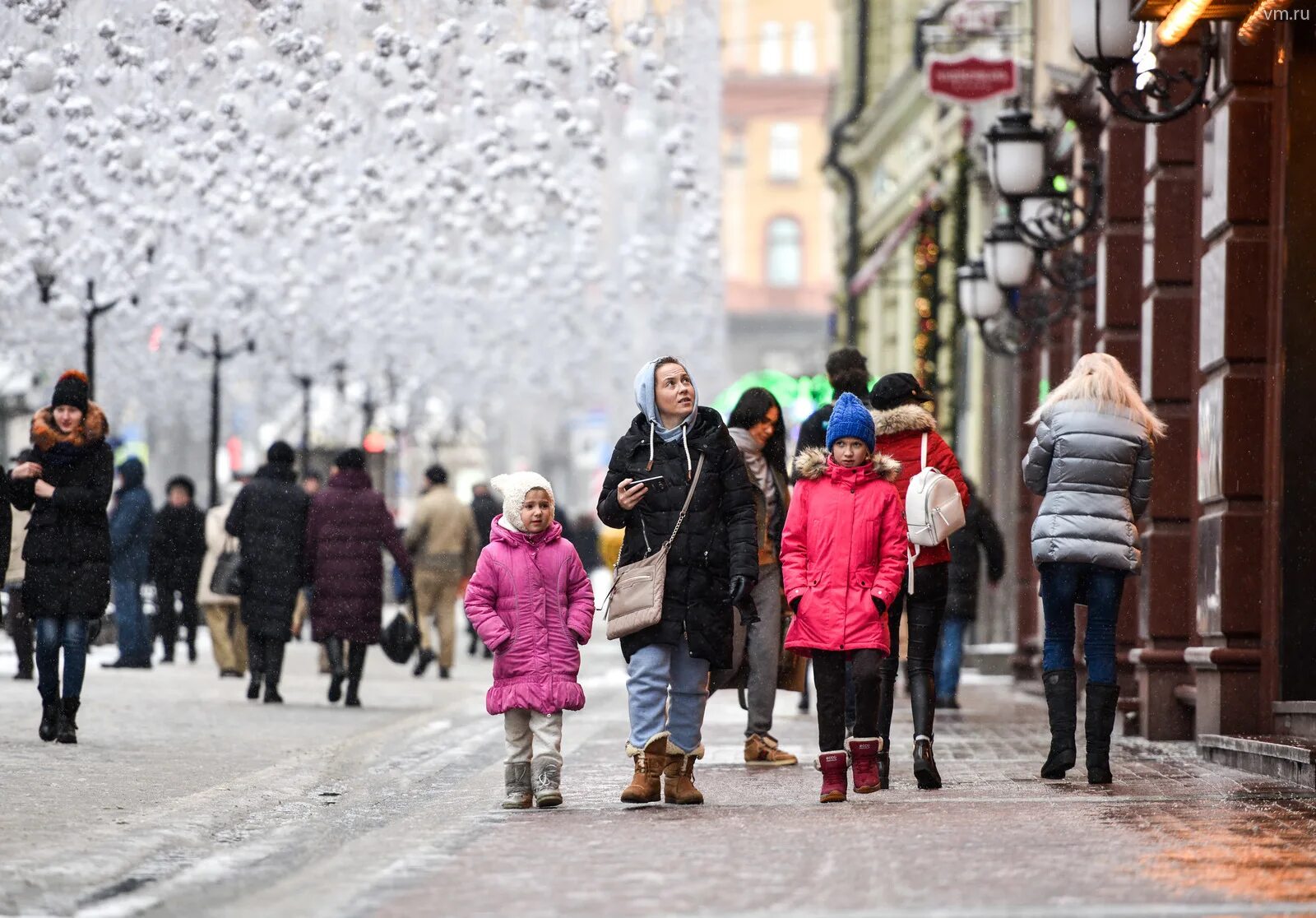 Люди на улицах городов россии. Люди зимой на улице. Люди в городе зимой. Люди на улицах Москвы зимой. Зима город люди.