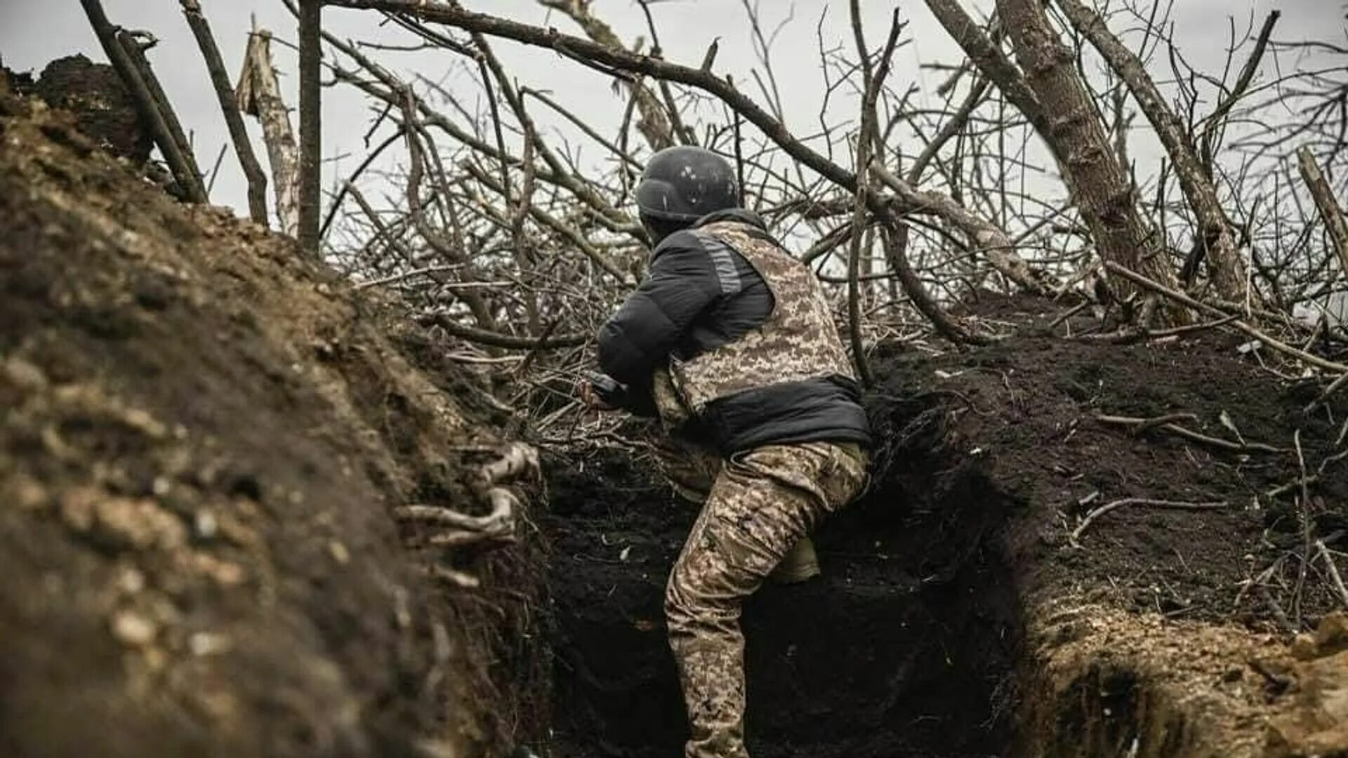 16 нападение. Украинские военные в окопах.