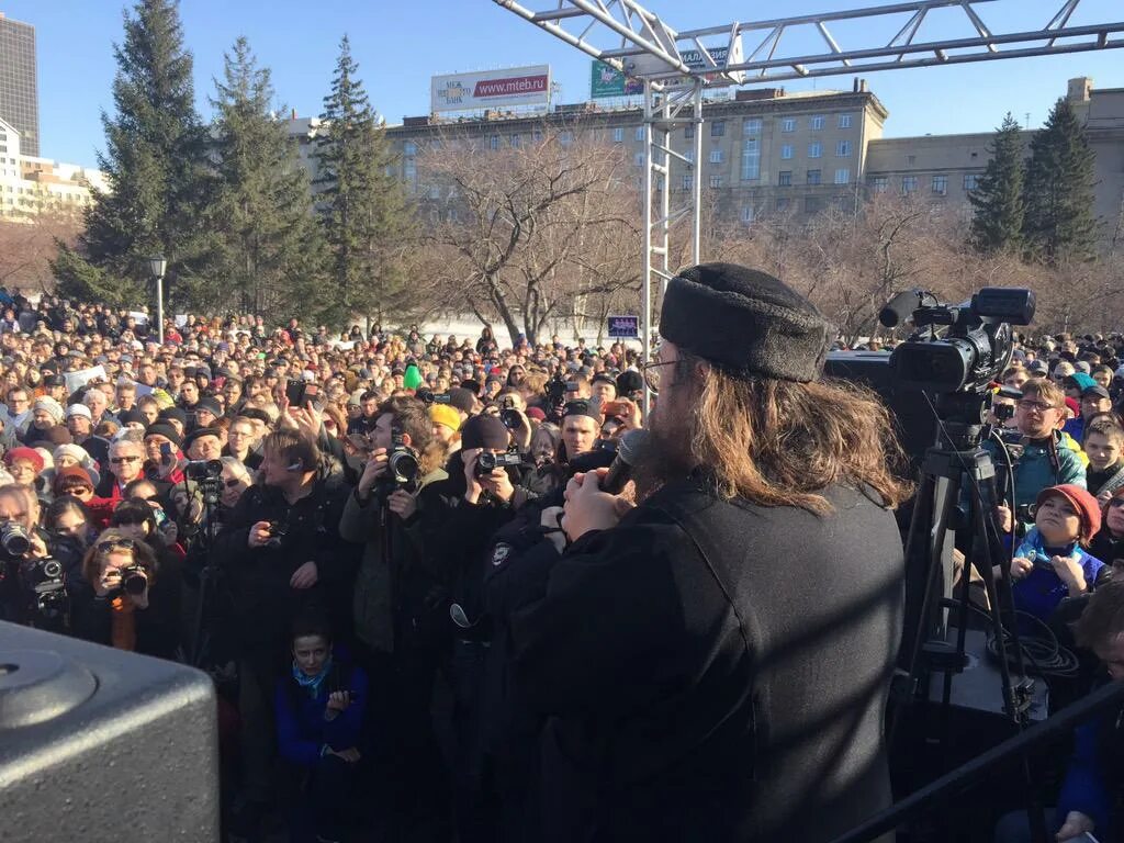 Митинг у театра оперы в Новосибирске. Митинг в Новосибирске. Толпа готов