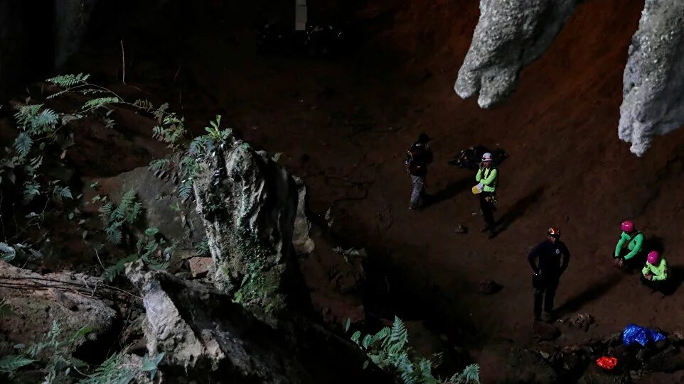 Спасение детей в пещере в Тайланде. Спасение детей из подземелья. Мальчики в пещере. Тайская пещера спасение детей.