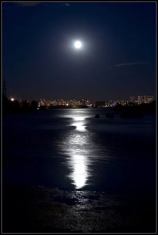 Ночное море. Луна река. Река ночью. Лунная ночь на реке.