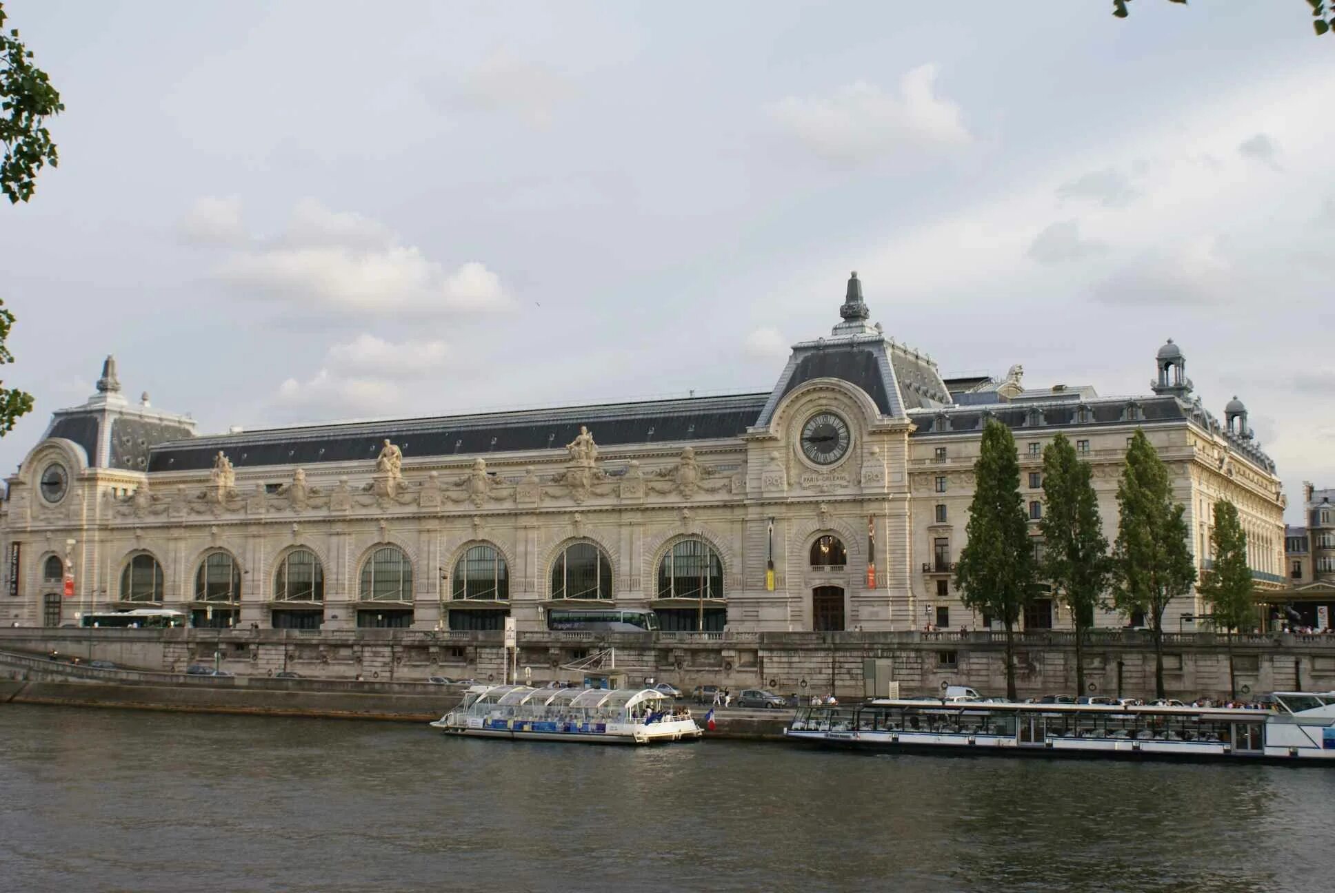 Орсе ру главный. Musee d'Orsay. Набережная Орсе. Музей Орсе презентация. Музей Орсе бык.