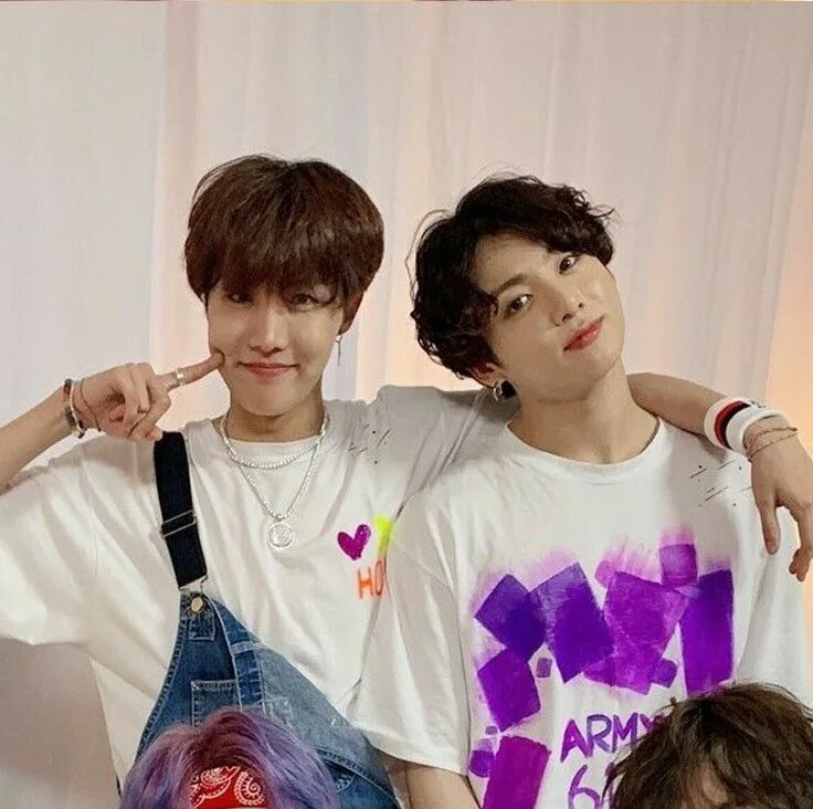 Jungkook j hope. Бтс джин и чонгук. Тэхен и джей хоуп. Чонгук хосок песня. Чонгук джин и хосок.