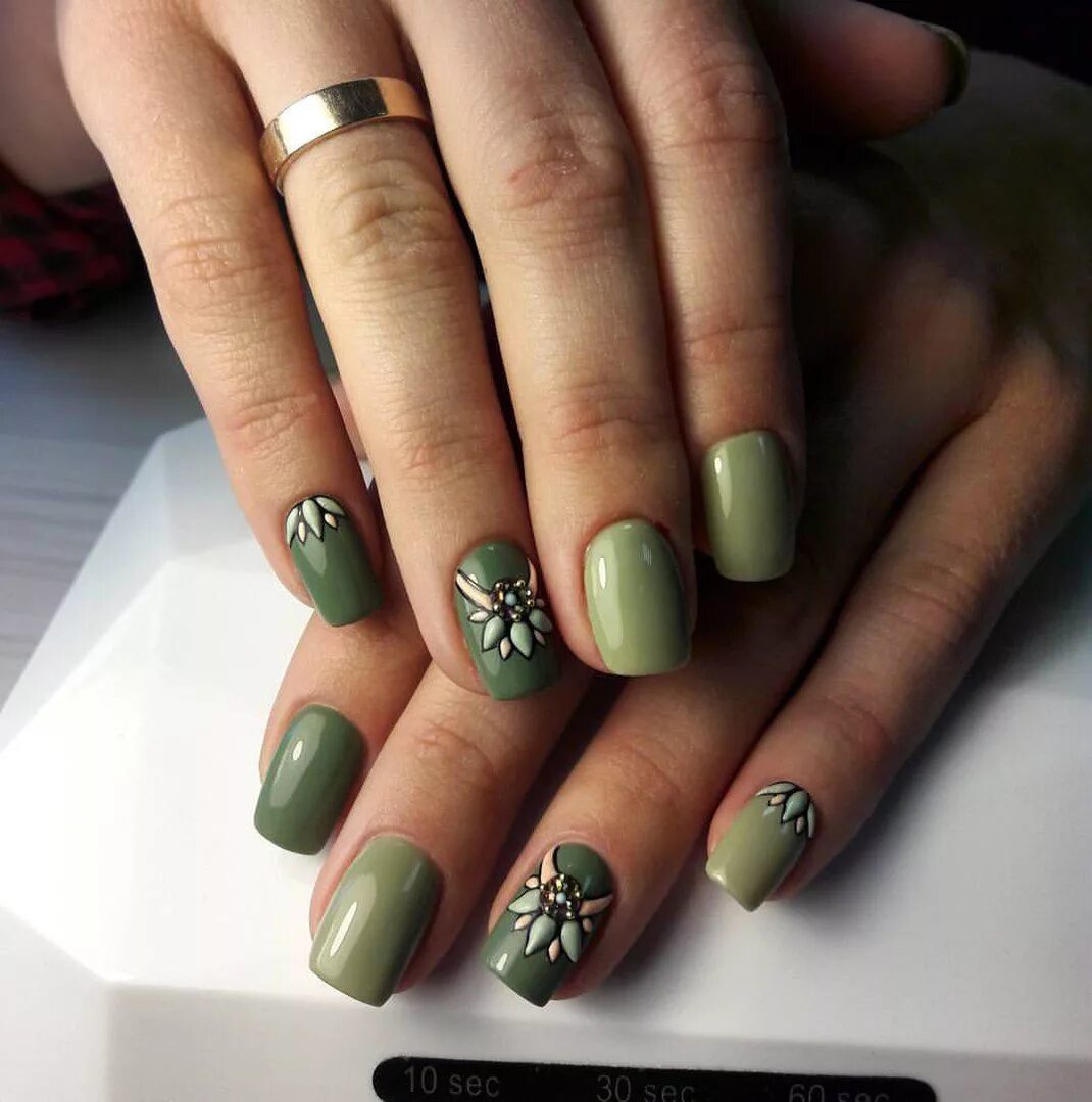Маникюр цвета хаки. Маникюр болотного цвета. Зеленые ногти. Маникюр зеленый. Дизайн ногтей хаки
