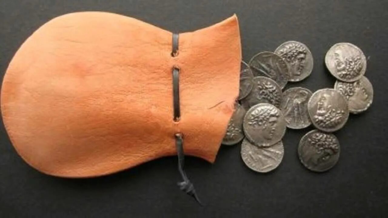 30 серебренников 2025. Иуда 30 сребренников. 30 сребреников (30 monedas). тридцать серебренников иуды. предательство иуды 30 серебрянников.