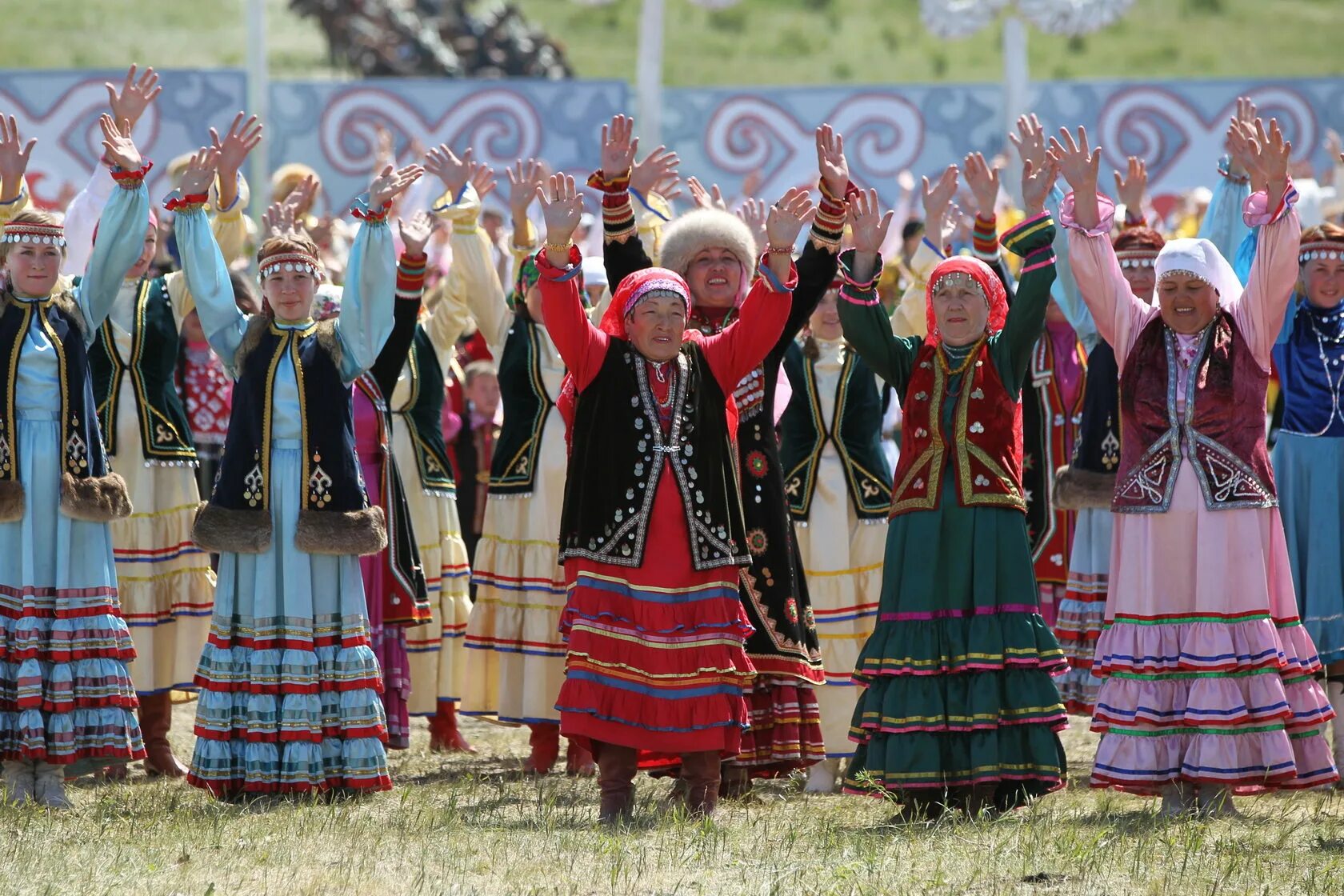 Башкиры население. Национальный костюм башкир Южного Урала. Народы Башкортостана башкиры. Национальный костюм башкир культура Башкортостана. Башкиры Урала традиции.