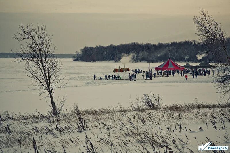 Крещение девушки. Крещение прорубь. Девушки купаются в проруби. Соловьев купается в проруби на крещение 2021. Озеро спартак новосибирск 19 января.