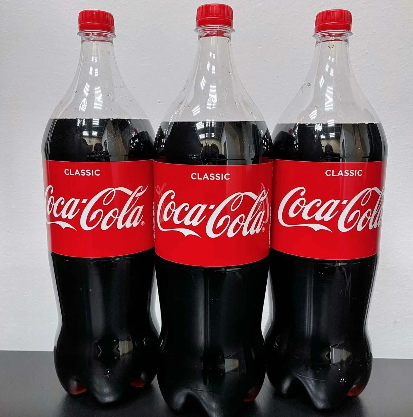 Кока кола литр купить. Coca Cola 2 л Classic. Газированный напиток Coca-Cola 2 л. Coca Cola Classic 1л. Напиток Coca-Cola 2л Classic.