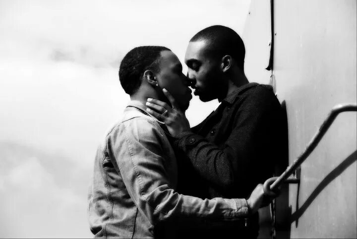 Темнокожие целуются. Поцелуй негра. Негр целует. Поцелуй с афроамериканцем. 3 негра гея