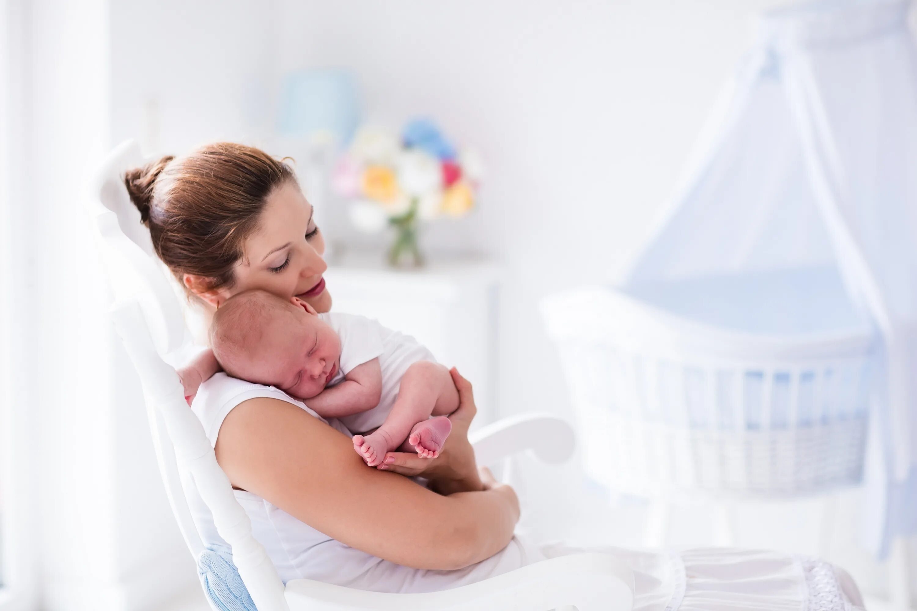 Mom and child. Малыш и мама. Мама с грудным ребенком. Новорожденный ребенок с мамой. Счастливая мама и малыш.