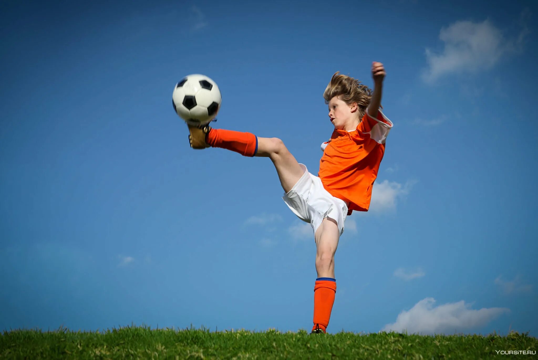 Спортсмен занимающийся футболом. Спорт дети. Мальчик с футбольным мячом. Ребенок с футбольным мячом. Подросток с футбольным мячом.