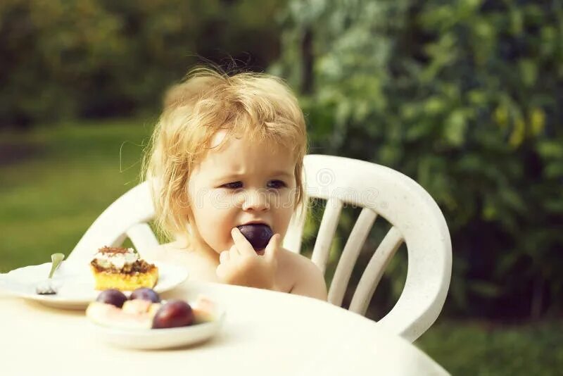 Девушка ест сливу. Девочка ест сливу. Девочка ест сливу. Девочка ест крупный план. Женщина слива.