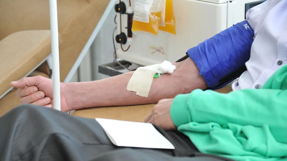 Условия для взятия крови донор. Донорский зал для забора крови.