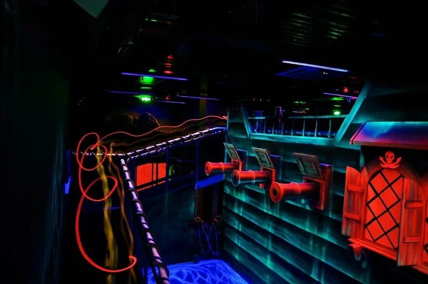 Где поиграть в спб. Кафе где играют в настольные игры. Гага антикафе спб. Минигольф хеппимил. Мини гольф никольские ряды.