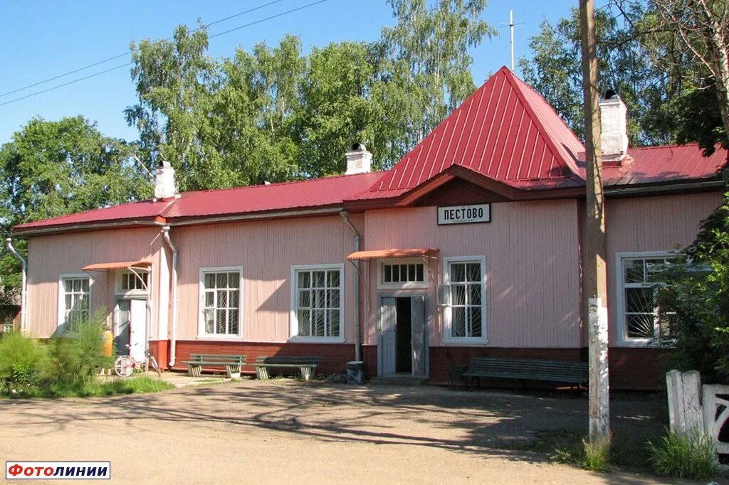 Хвойная новгородская обл. Пестово станция Хвойная ЖД станция. Станция Пестово Новгородской области. Железнодорожная станция города Пестово Новгородской. ЖД вокзал Пестово Новгородской области.