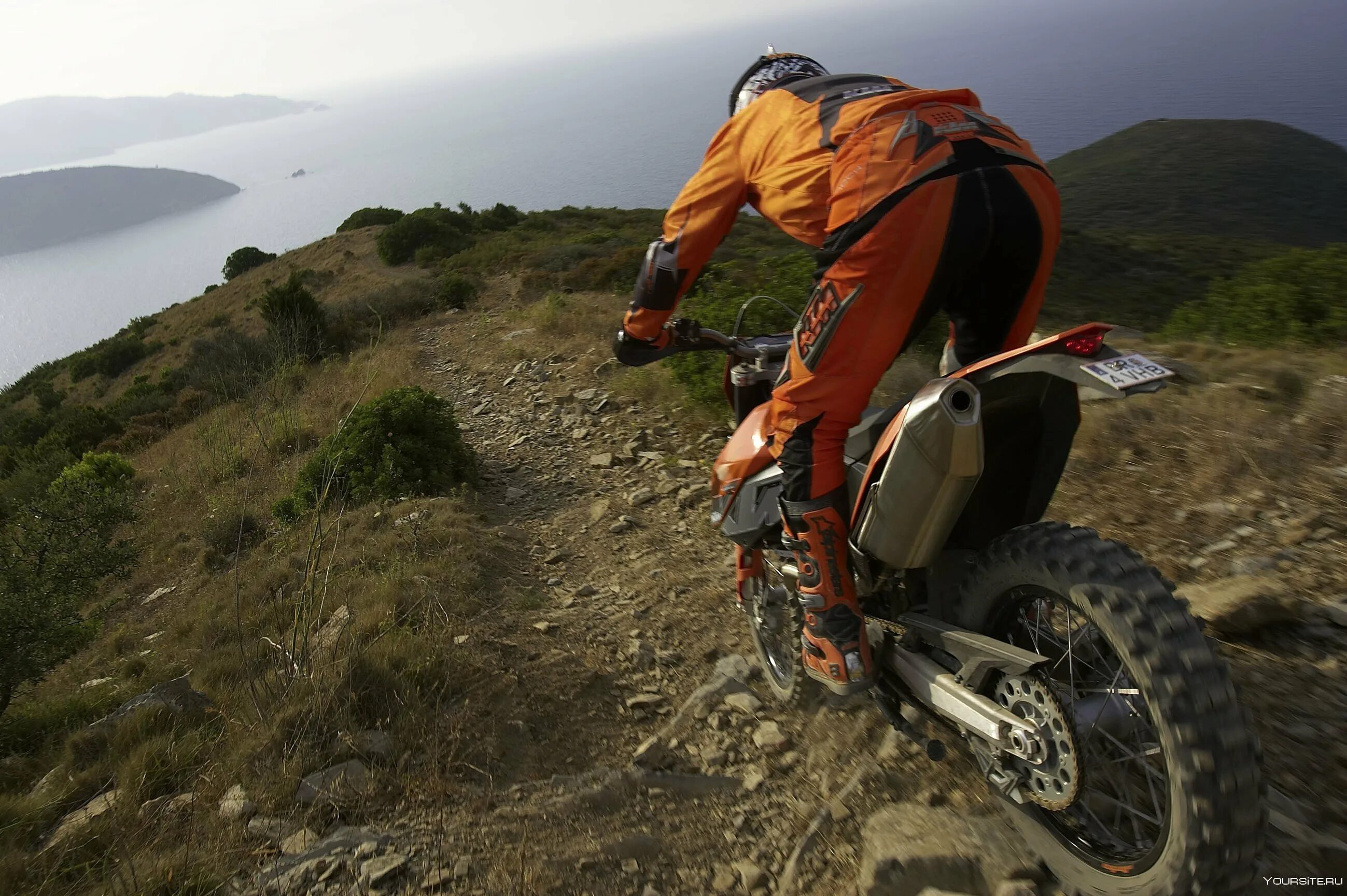 Можно ли на эндуро ездить по дорогам. Эндурист KTM. Мотоцикл кроссовый эндуро КТМ весь в грязи. Мотоцикл по горам.
