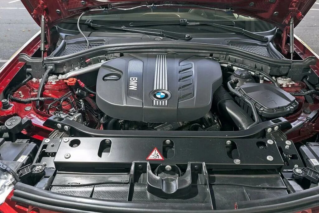 Моторы бмв х3. BMW x3 f25 мотор. BMW 3 f25 мотор. БМВ х3 ф25 2.0 дизель. BMW x3 f25 моторный отсек.