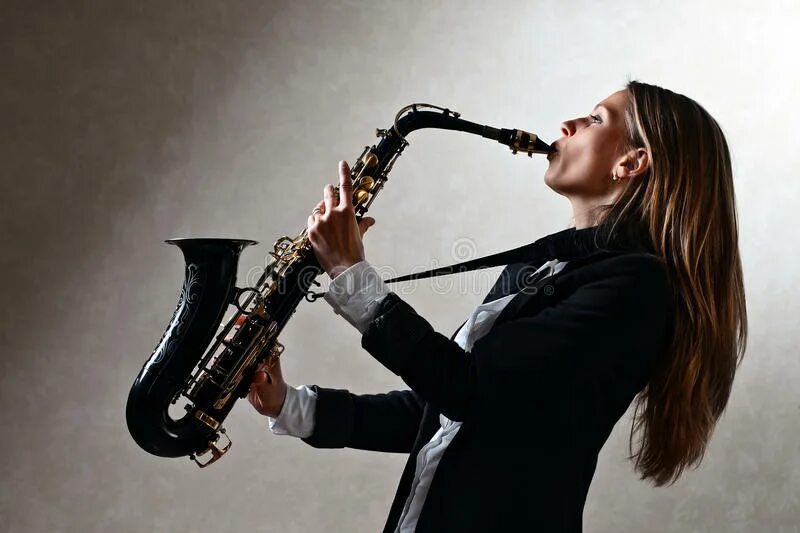 Соло на саксофоне. Девушка с саксофоном. Фотосессия с саксофоном. Стильный саксофонист образ.