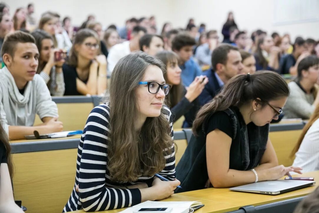 Голос поколения студенты. Студентка вуза. Студенты в вузе. Университет студенты. Красивые студентки в вузе.