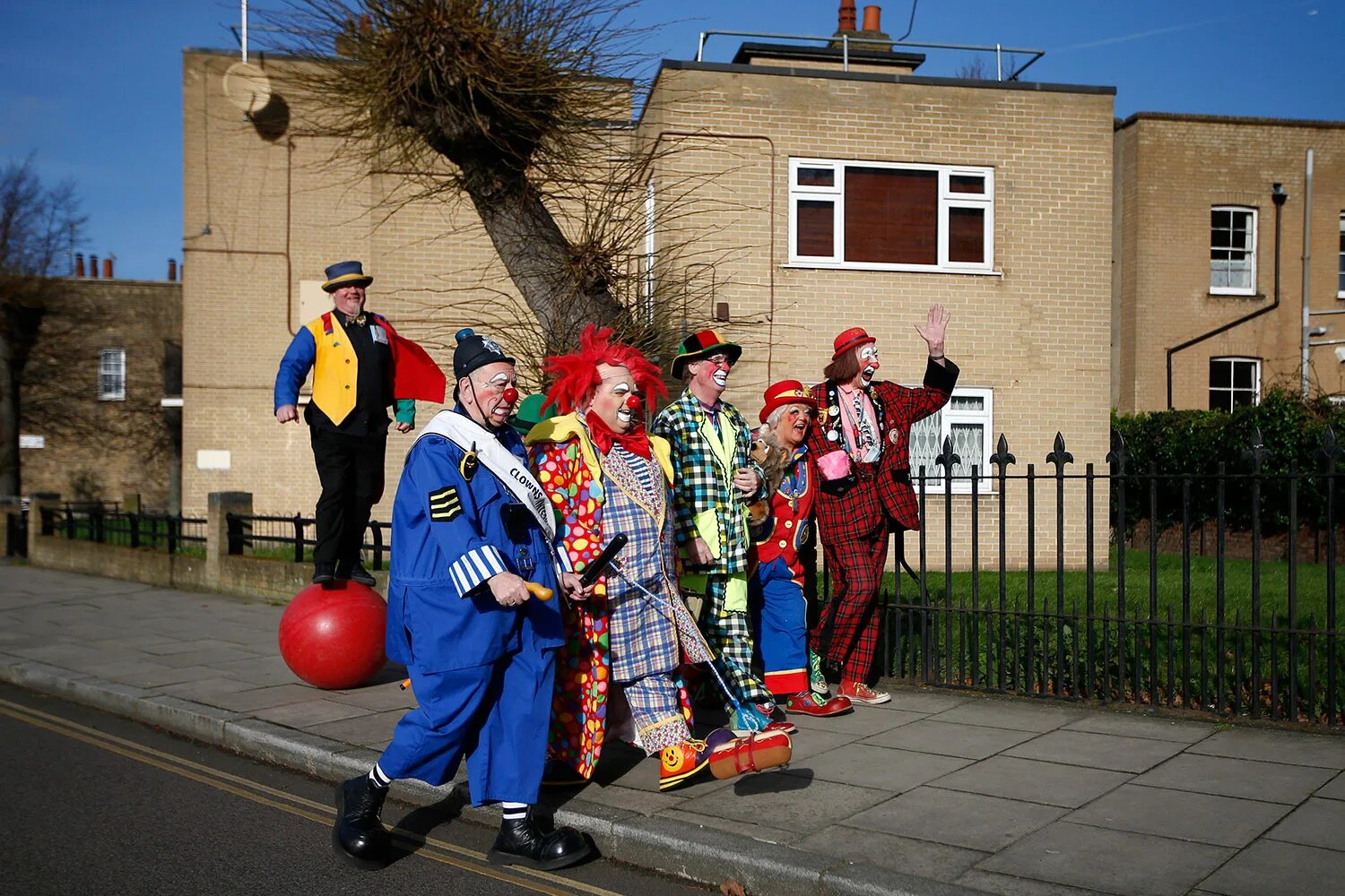 клоуны полотна художников 18 века. клоун на улице. много клоунов. Jazz пусть придёт клоун. современный клоун.