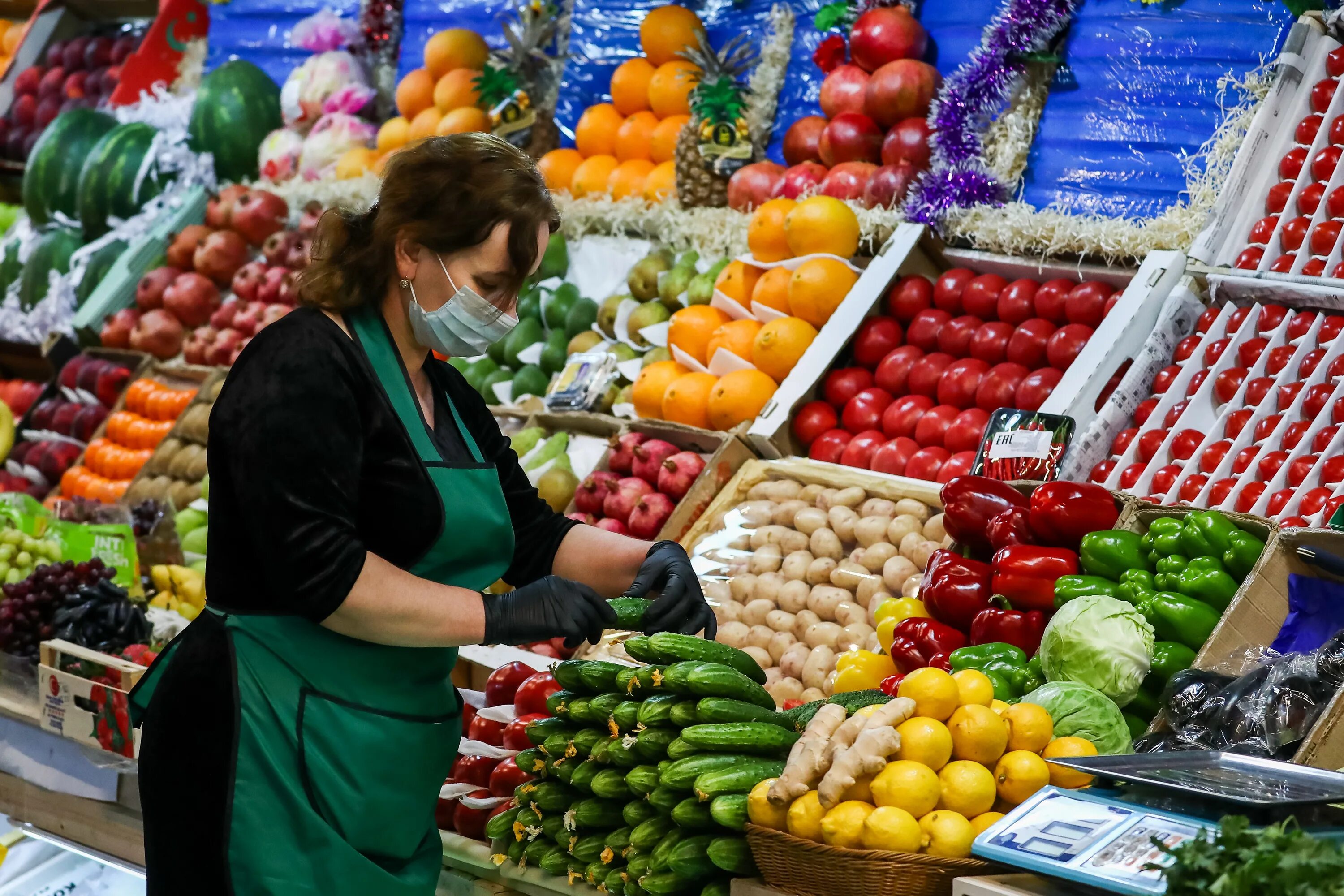 Овощи на прилавке. Овощи на рынке. Овощи и фрукты на рынке. Овощной прилавок.