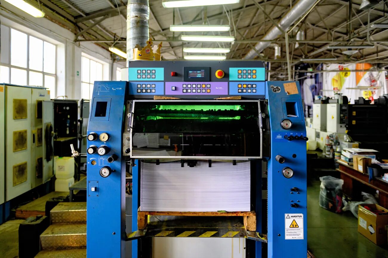 Printer commercial. Печатник флексографской печати. Печатник в типографии. Современная типография. Полипринт типография.