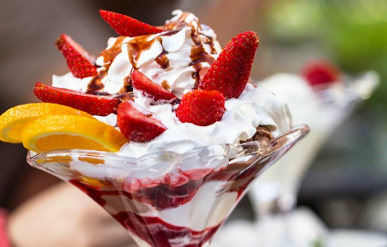 Включи вкусный. Красивое мороженое. Клубника со сливками. Десерт клубника со сливками. Мороженое с фруктами.