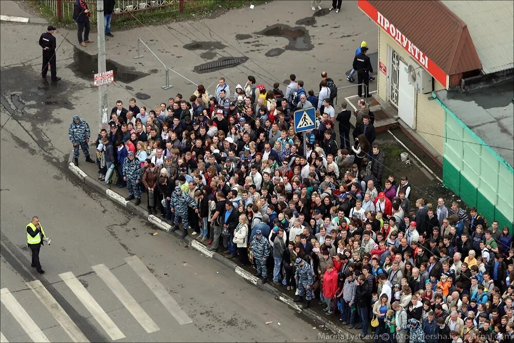 Очередь на маршрутку в Москве. Толпа на остановке. Толпа людей на остановке. Очередь на автобус. Очередь остановились