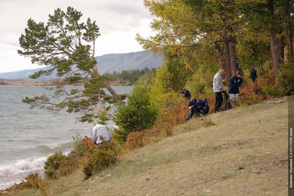 Байкал репортаж. Сохранение озера байкал. Стелла по дороге на байкал с яркими ленточками. Рыбалка на байкале зимой. Денис байкал.