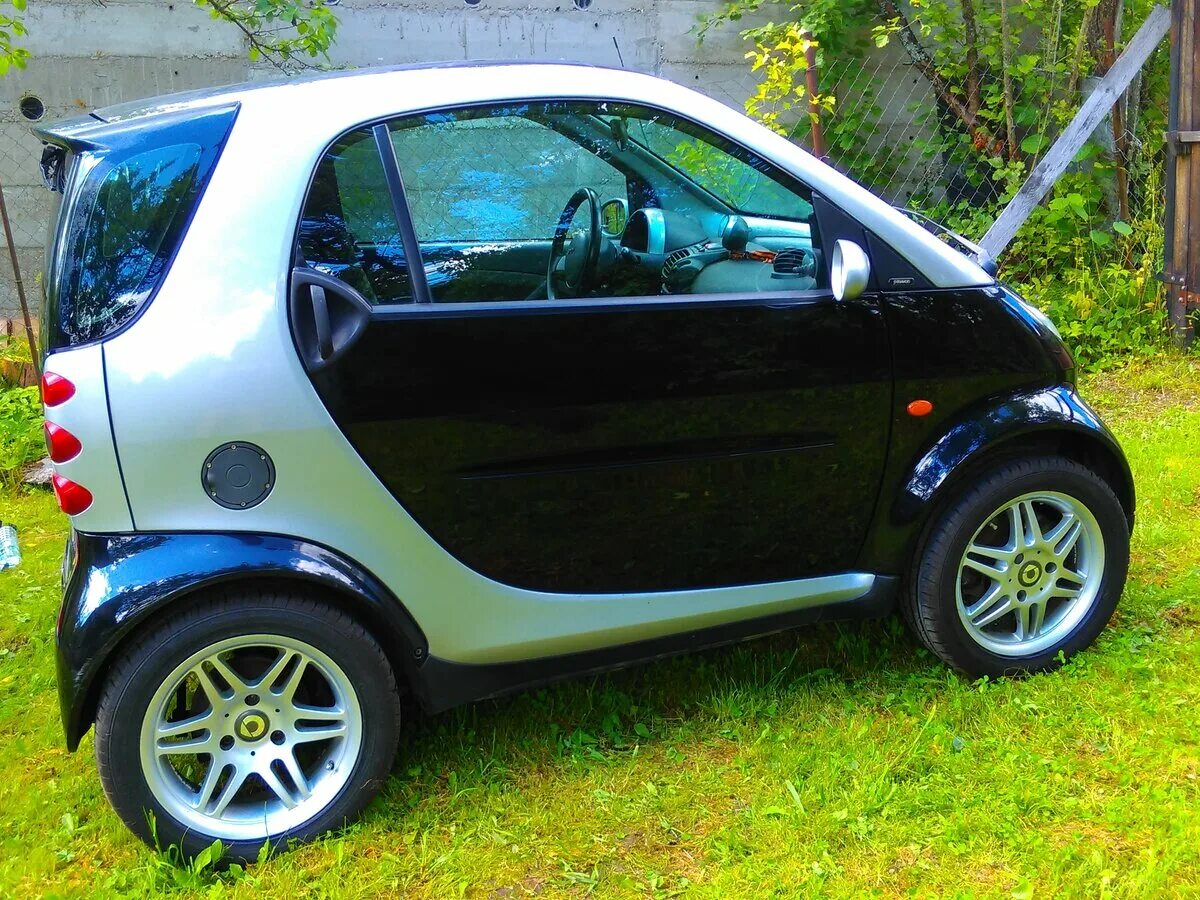 Купить смарт в ярославле. Smart Fortwo. Smart Fortwo i Рестайлинг. Мерседес смарт 2004. Мерседес смарт 2000.