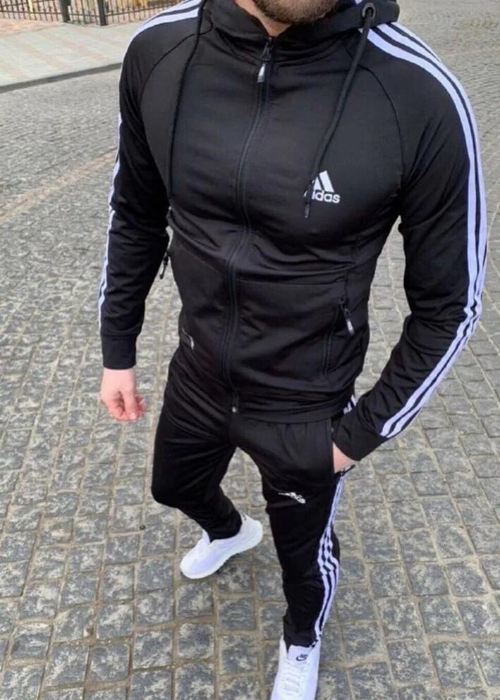 Спортивках адидас мужские. Adidas костюм мужской 2021. Спортивный костюм мужской adidas. Парень в спортивном костюме