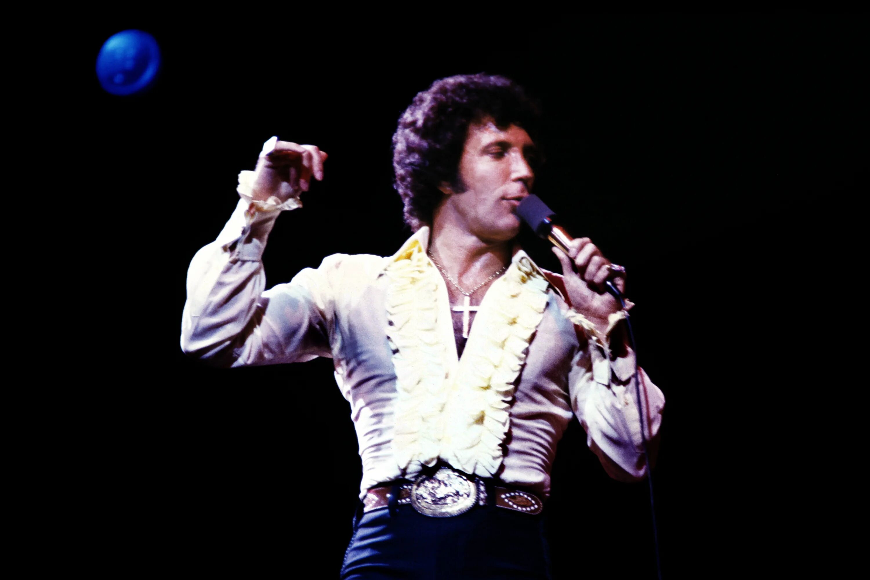 Том джонс лучшее слушать. Tom jones. том джонс в молодости. tom jones в молодости. tom jones 1966-1973.