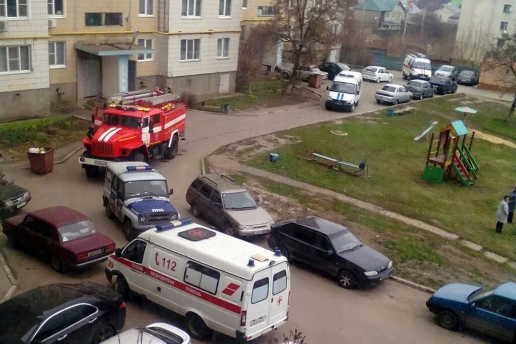 Fitбывайся в своей двор. Как заехать во двор. Чья чудесная коляска въехала во двор. Въезд во двор. Чья чудесная коляска въехала во двор.