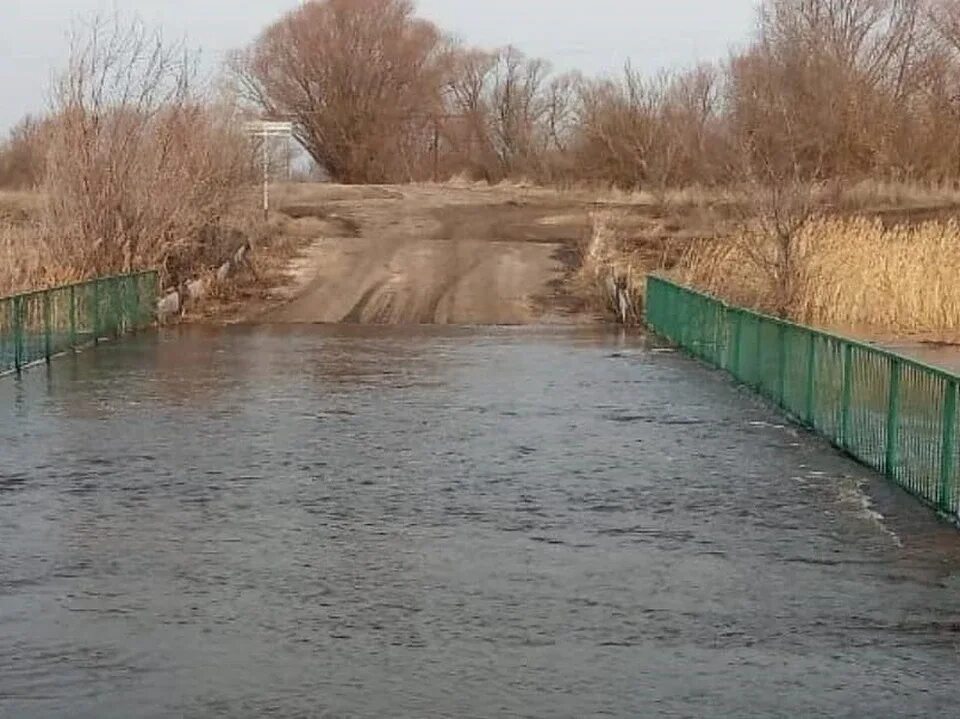 Подтопление в Саратовской области. Малый Карамыш Лысогорский район мост. Половодье в Петровске Саратовская область. Потопы в Саратовской области.